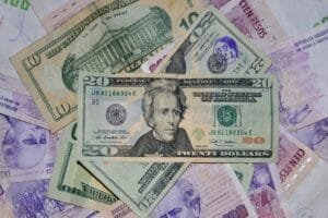 clave-por-que-el-peso-no-deja-de-devaluarse-2015-08-03
