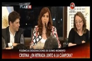 cristina-en-retirada-junto-a-la-campora-2015-11-06