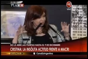 cristina-la-insolita-actitud-frente-a-macri-2015-11-26