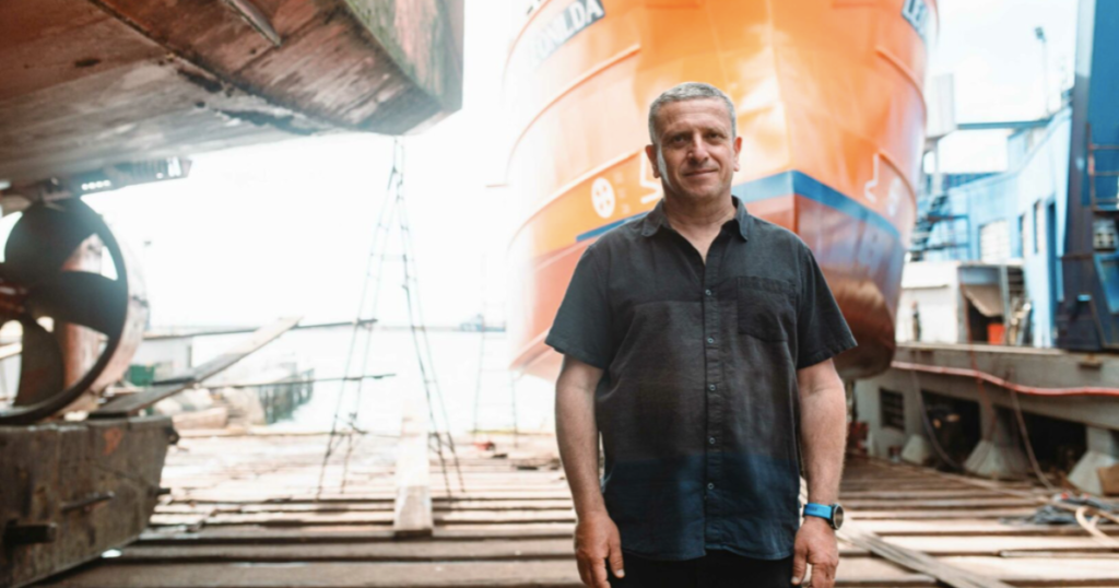 El empresario naval Domingo "Vito" Contessi siendo entrevistado por el periodista Maximiliano Montenegro sobre la crisis del sector pesquero argentino.