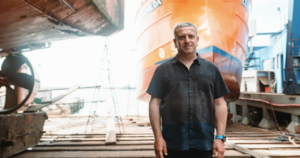 El empresario naval Domingo "Vito" Contessi siendo entrevistado por el periodista Maximiliano Montenegro sobre la crisis del sector pesquero argentino.