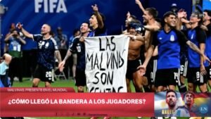 Jugadores de la Selección Argentina celebrando en el campo de juego con una bandera de las Islas Malvinas.